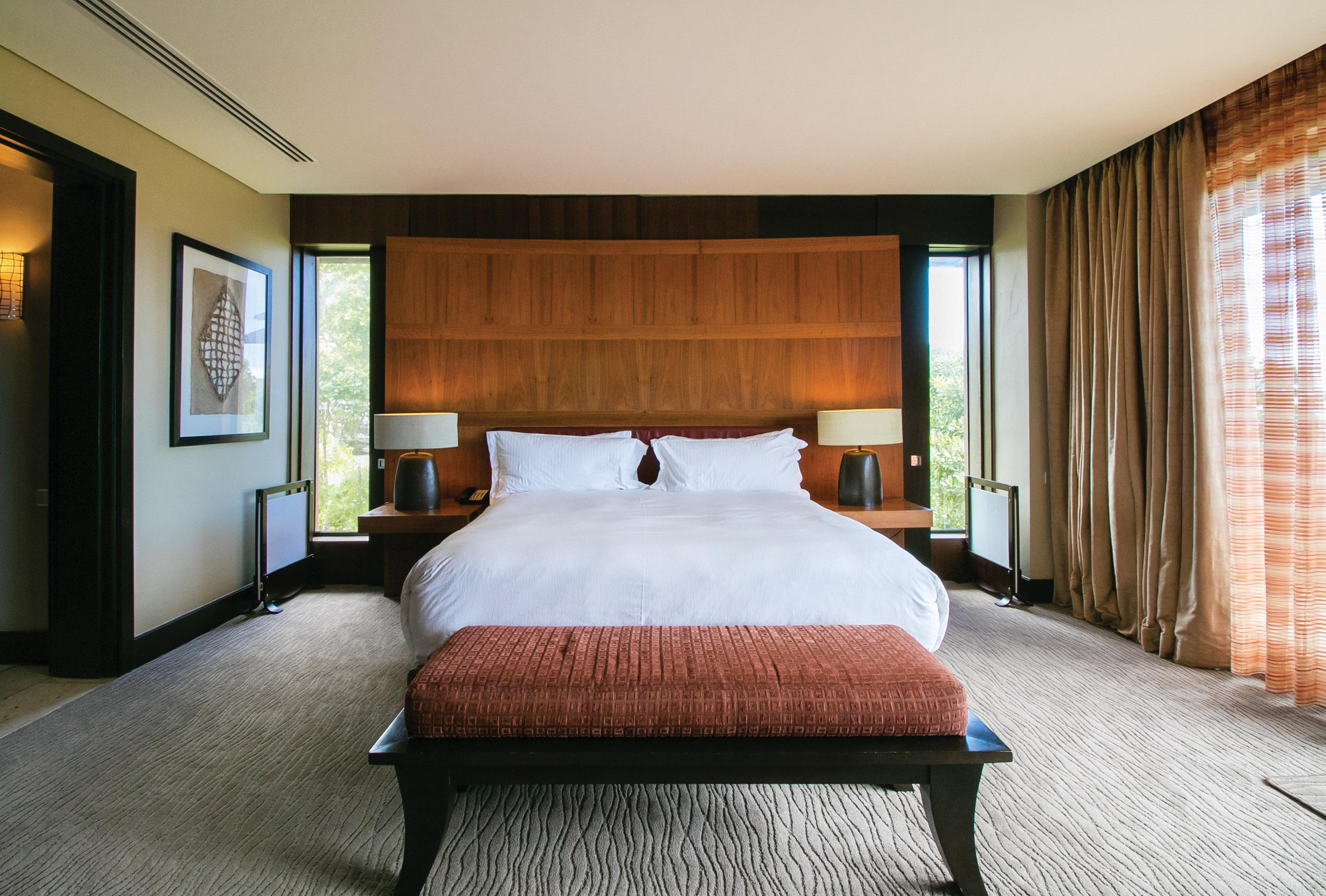 Pezula Nature Retreat クニスナ エクステリア 写真 A bedroom at the Ritz-Carlton, Dubai