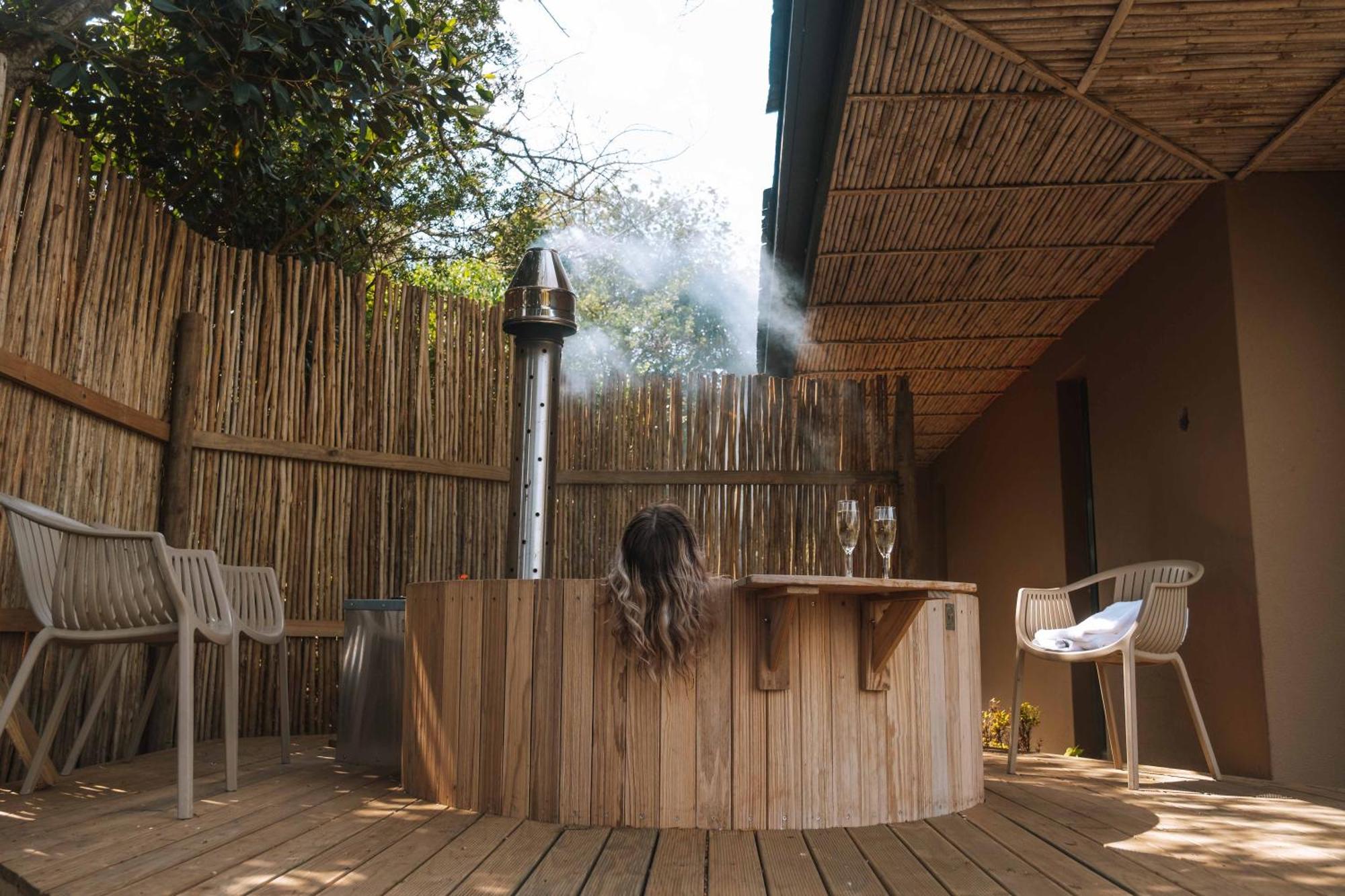 Pezula Nature Retreat クニスナ エクステリア 写真 A wood-fired hot tub